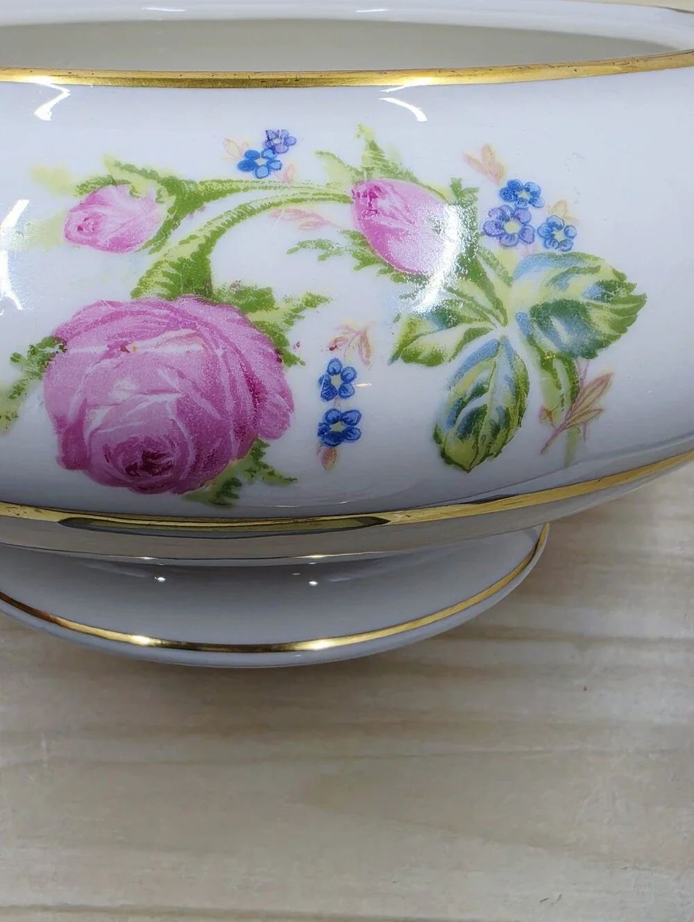 Lamberton Betty Lou Pattern Lidded Round Vegetable Dish Pink Flowers Gold Trim